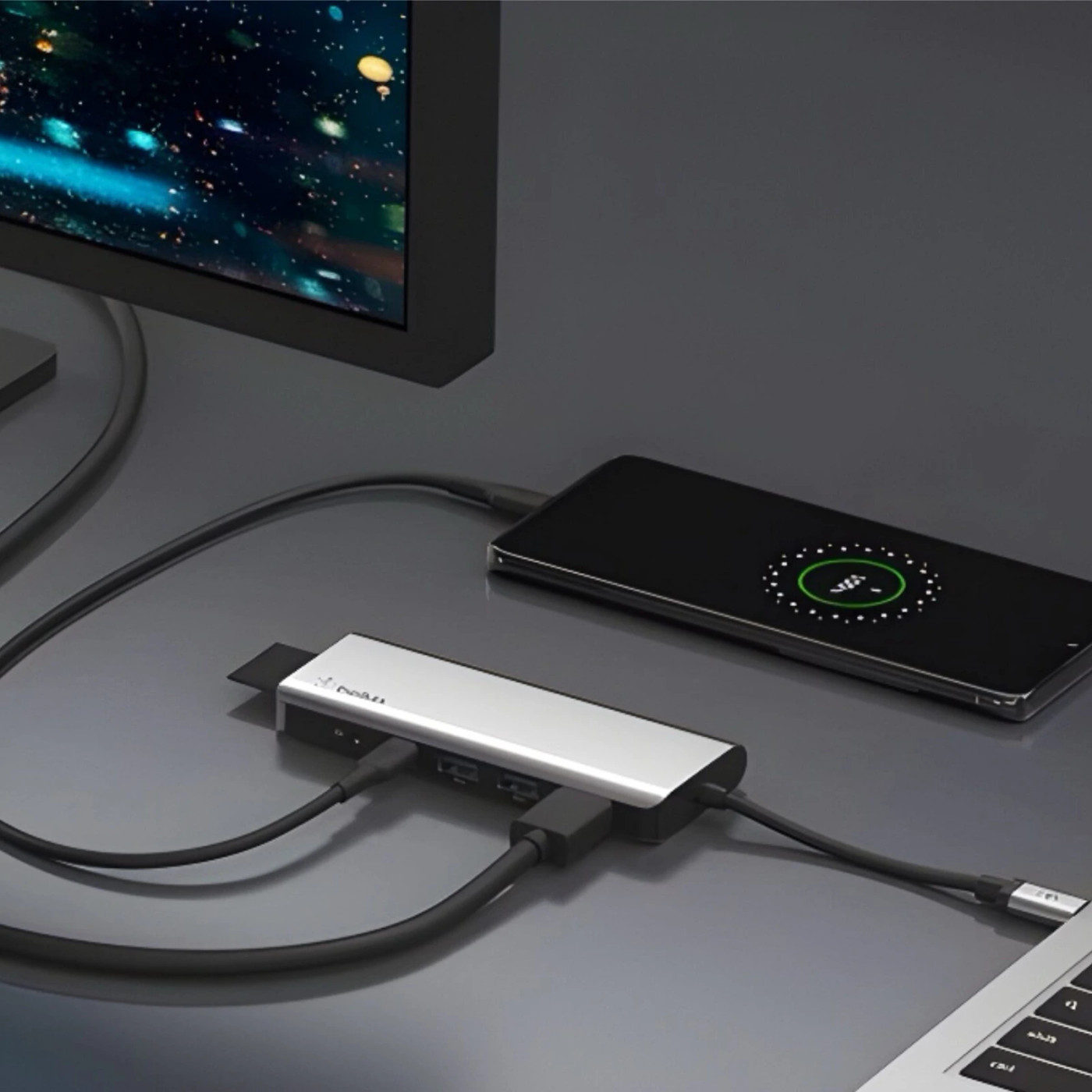 Док-станция Belkin 7 in 1, на столе