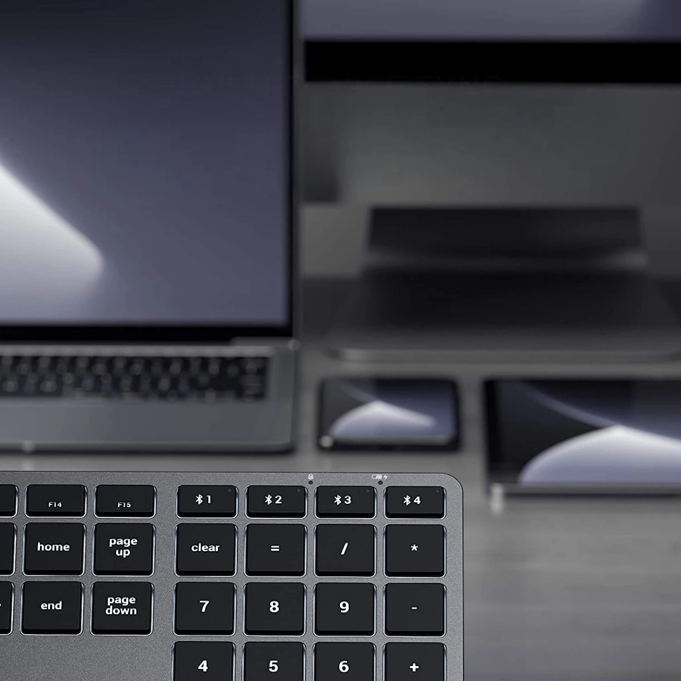 Satechi Slim X3, на столе